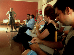 Un gruppo di partecipanti durante una lezione di cinema, dal corto 1° Festa del cinema corto (lo vedrete nella 156a puntata)