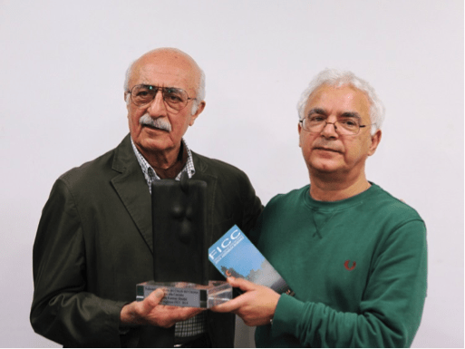 Kamran Shirdel (a sinistra) riceve il Premio (una scultura riproducente la Dea Madre) dal Presidente FICC Marco Asunis (Foto di Franco Montis)