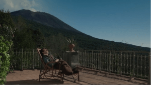 Il giovane favoloso – Sulla terrazza di Villa Ferrigni a Torre del Greco con il Vesuvio sullo sfondo