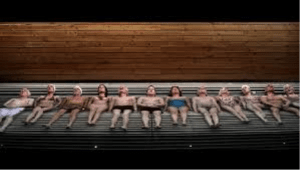 I corpi di vacanzieri nella Spa dello Schatzalp Hotel di Davos, dove è ambientato il film.