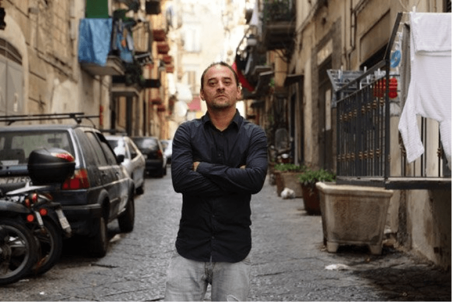 Salvatore Striano per le vie di Napoli