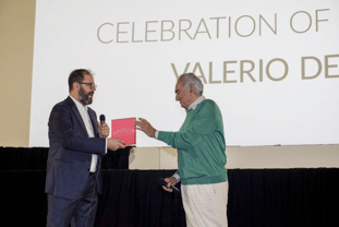 Valerio De Paolis riceve il Premio da Andrea Romeo, Direttore artistico del Biografilm Festival