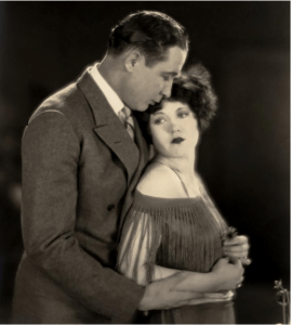 Monte Blue e Marie Prevost nel film "Matrimonio in quattro" di E. Lubitsch (1924)